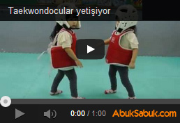 İki şirin kız taekwondo maçı yapıyorlar