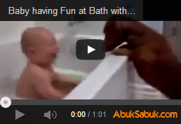 Köpekleriyle Banyoda Eğlenen Bebek