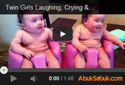 İkiz Bebekler Ağlayıp Gülüyorlar 
